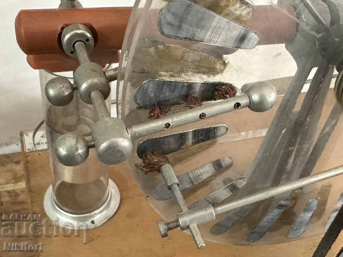 Social Model Prototype of an Electrostatic Machine - 5