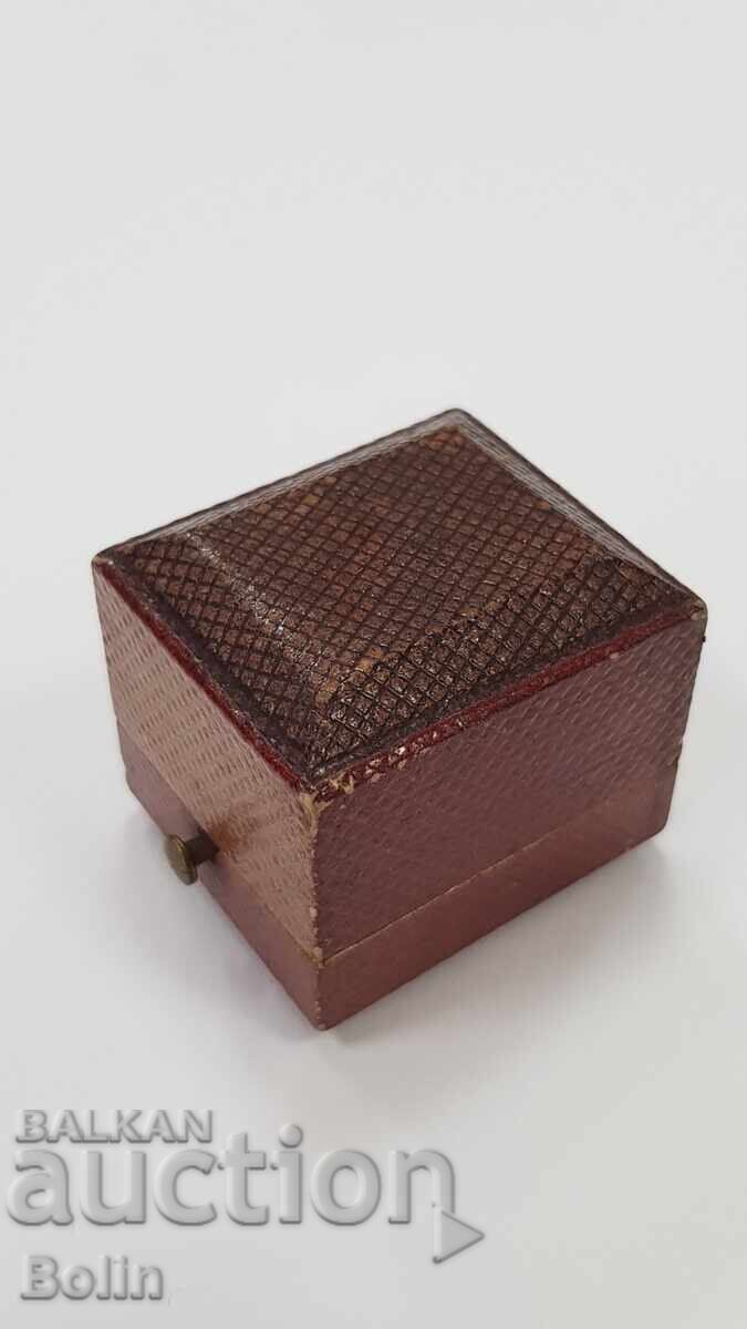 Σπάνιο χρυσό ανδρικό μασονικό δαχτυλίδι με σμάλτο - 9 καράτια με τιμή 1100.00 BGN | € 562.42 Σπάνιο χρυσό ανδρικό μασονικό δαχτυλίδι με σμάλτο - 9 καράτια με τιμή 1100.00 BGN | € 562.42