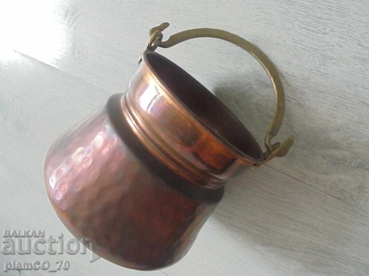 Δημοπρασία №*8272 Παλιό χάλκινο δοχείο / καζάνι με ορειχάλκινη λαβή Δημοπρασία №*8272 Παλιό χάλκινο δοχείο / καζάνι με ορειχάλκινη λαβή