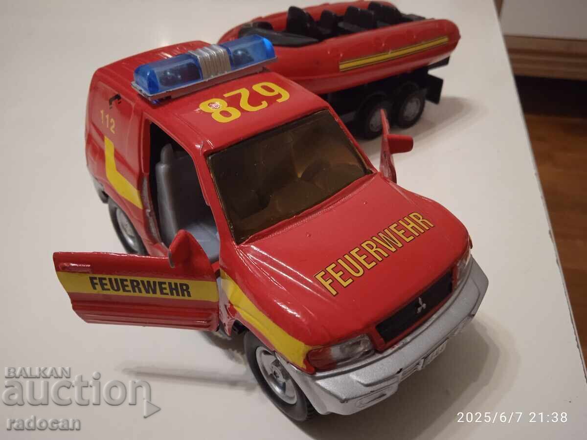 Метално Mitsubishi Pajero, с пластмасово ремарке с лодка с цена € 9.71 | 18.99 лв.