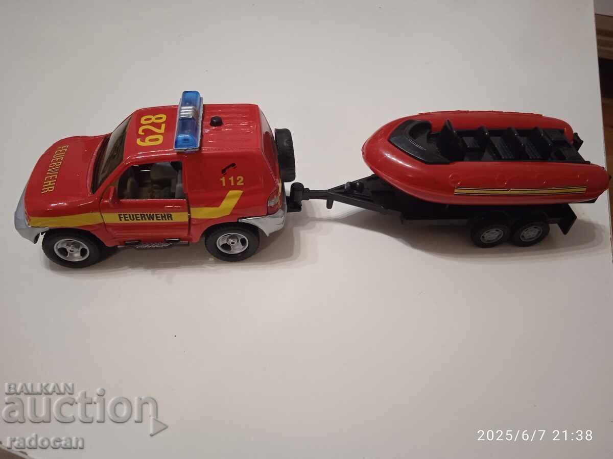 Аукцион Метално Mitsubishi Pajero, с пластмасово ремарке с лодка