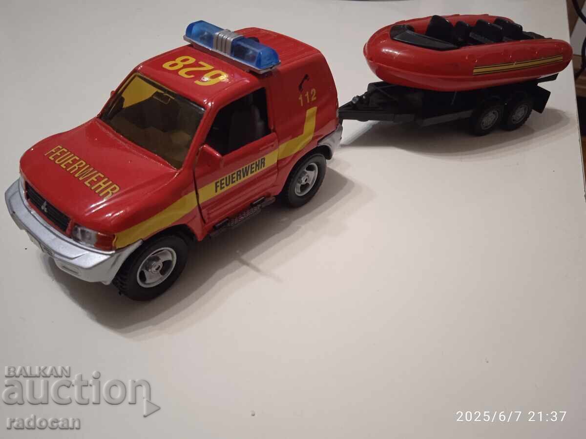 Metal Mitsubishi Pajero, with a plastic trailer with a boat