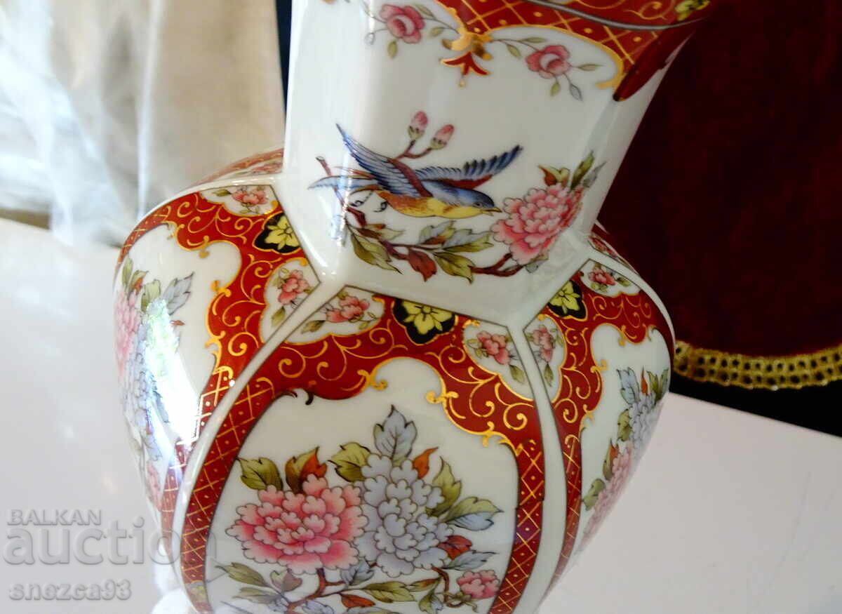 Auction  Japanese porcelain vase Eiwa Kinsei, gold, birds, flowers