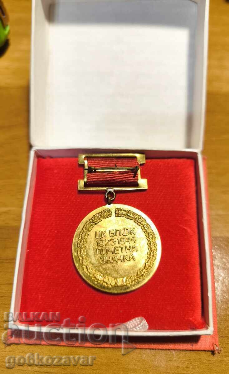 Бронзов нагр. знак - ЦК БПФК Почетна значка с цена 9.90 лв. | € 5.06