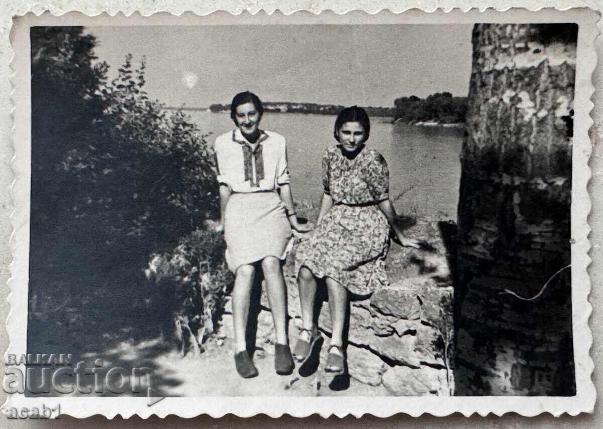 Ladies in front of the Danube Ladies in front of the Danube