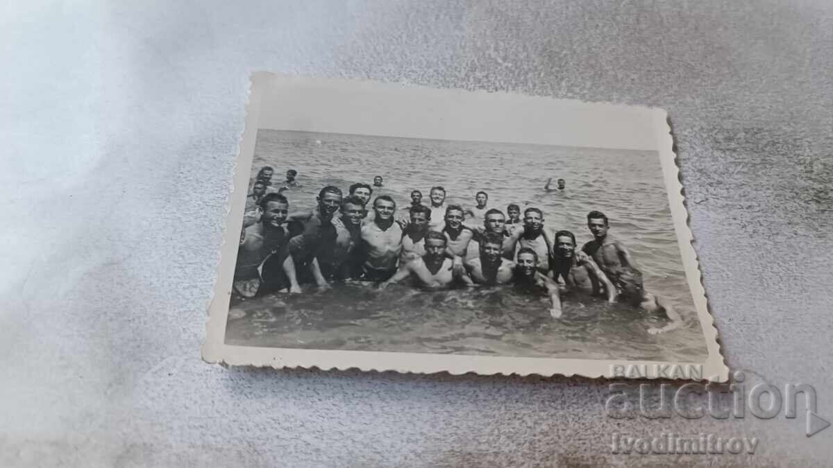 Φωτογραφία Νεαροί άνδρες στη θάλασσα Φωτογραφία Νεαροί άνδρες στη θάλασσα