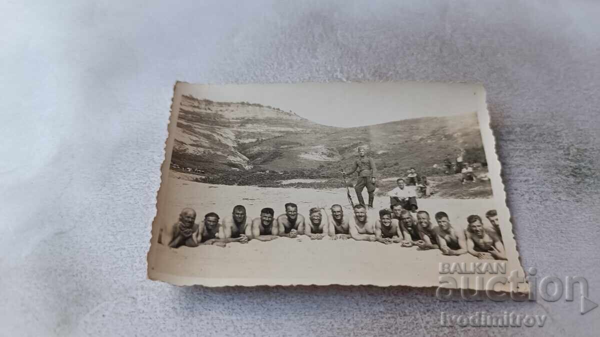Φωτογραφία Στρατιωτών ξαπλωμένων στην παραλία