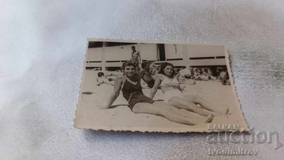 Снимка Варна Две млади момичета на плажа 1948