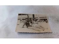 Снимка Варна Две млади момичета на плажа 1948