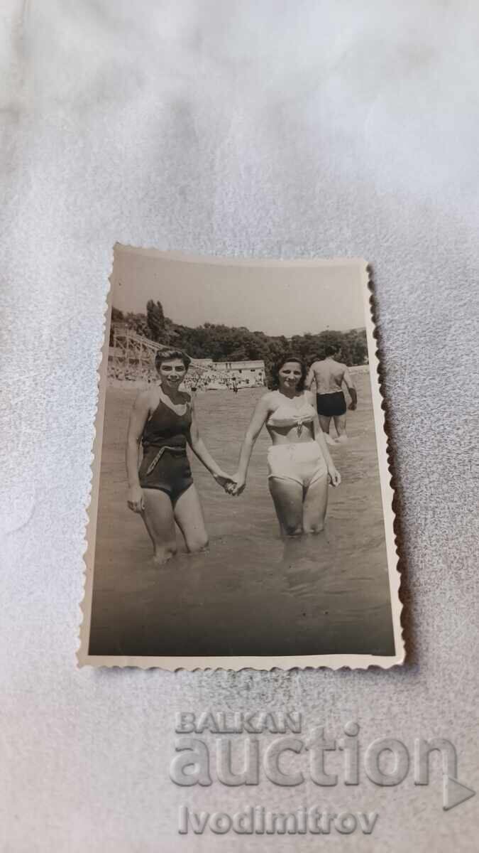 Снимка Варна Две млади момичета на брега на морето 1948