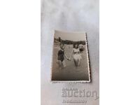 Снимка Варна Две млади момичета на брега на морето 1948