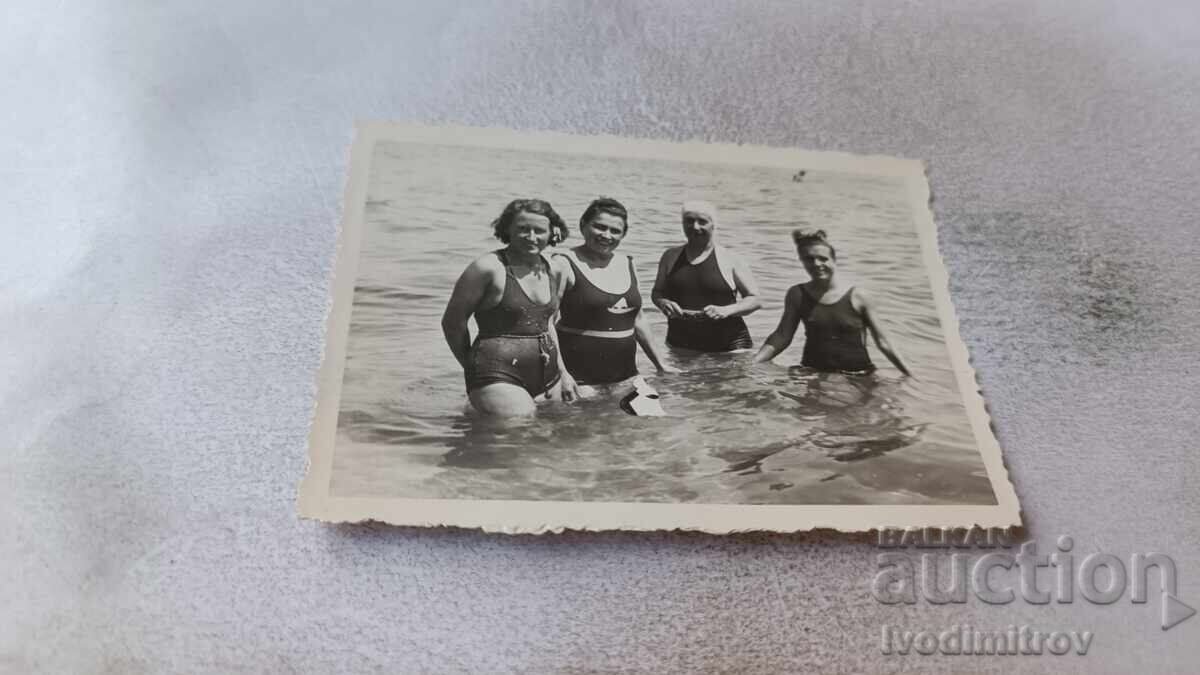 Fotografie Patru tinere pe malul mării