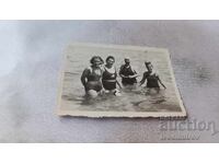 Fotografie Patru tinere pe malul mării