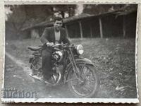 Άντρας με μηχανή