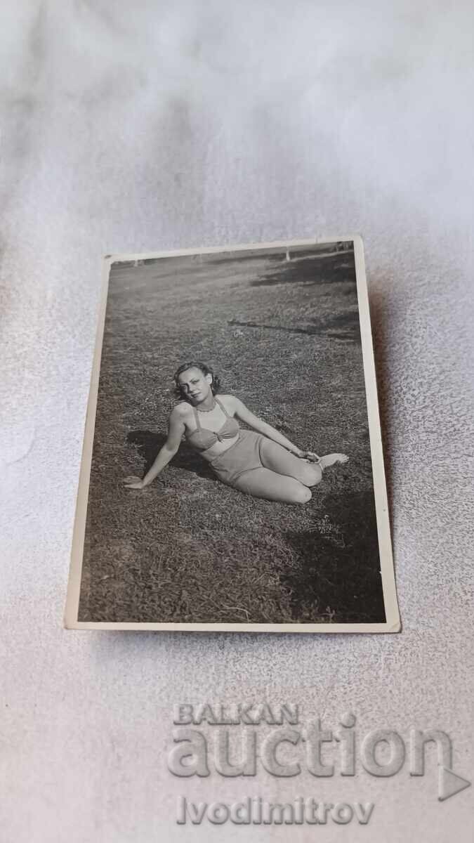 Снимка Младо момиче с ретро бански костюм на тревата