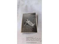 Foto Fată tânără în costum de baie retro pe iarbă