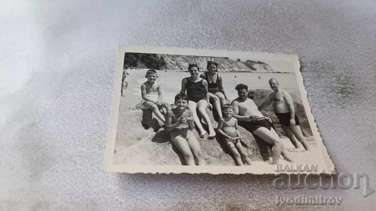 Φωτογραφία Αγίου Κωνσταντίνου Άνδρες γυναίκες και παιδιά στην παραλία