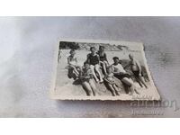 Φωτογραφία Αγίου Κωνσταντίνου Άνδρες γυναίκες και παιδιά στην παραλία