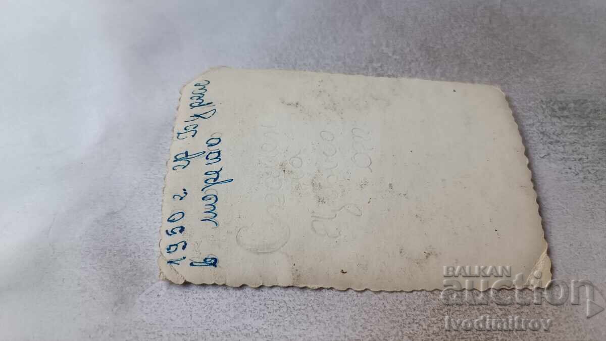 Φωτογραφία Βουργκάς Άνδρες και γυναίκες σε στάση 1950 με τιμή 1.65 BGN | € 0.84 Φωτογραφία Βουργκάς Άνδρες και γυναίκες σε στάση 1950 με τιμή 1.65 BGN | € 0.84