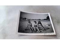 Fotografie Trei fete tinere stând pe un saltea pe plajă 1973