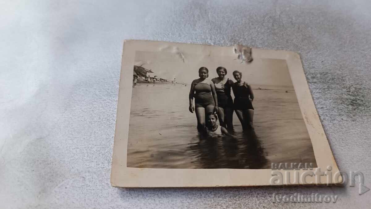 Снимка Бургасъ Жени и момичета на брега на морето 1936
