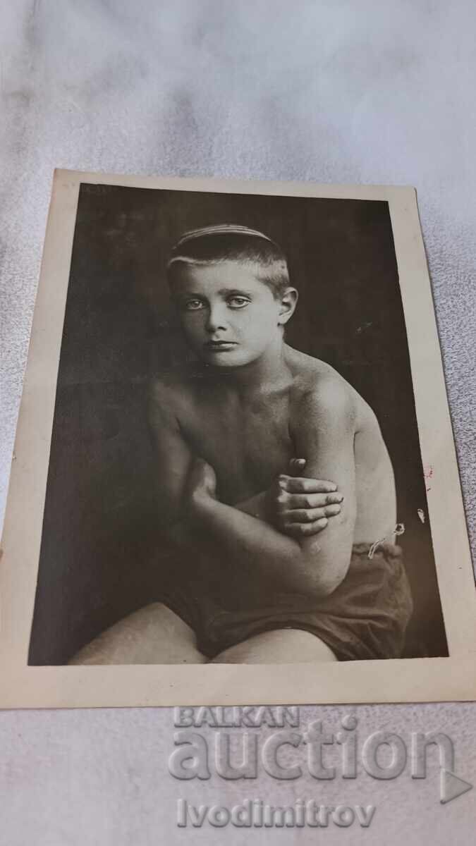 Снимка Момче с къси панталони 1936