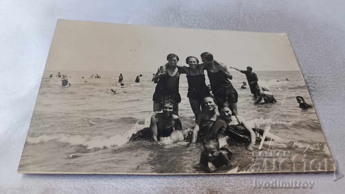 Снимка Млади момичета с ретро бански на брега на морето