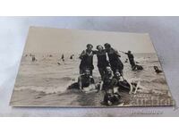 Fotografie Fete tinere în costume de baie retro pe plajă