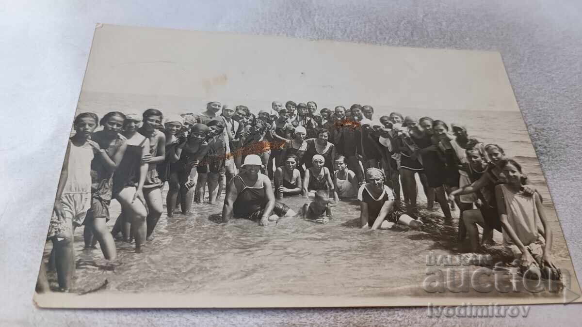 Снимка Млади момичета с ретро бански на брега на морето