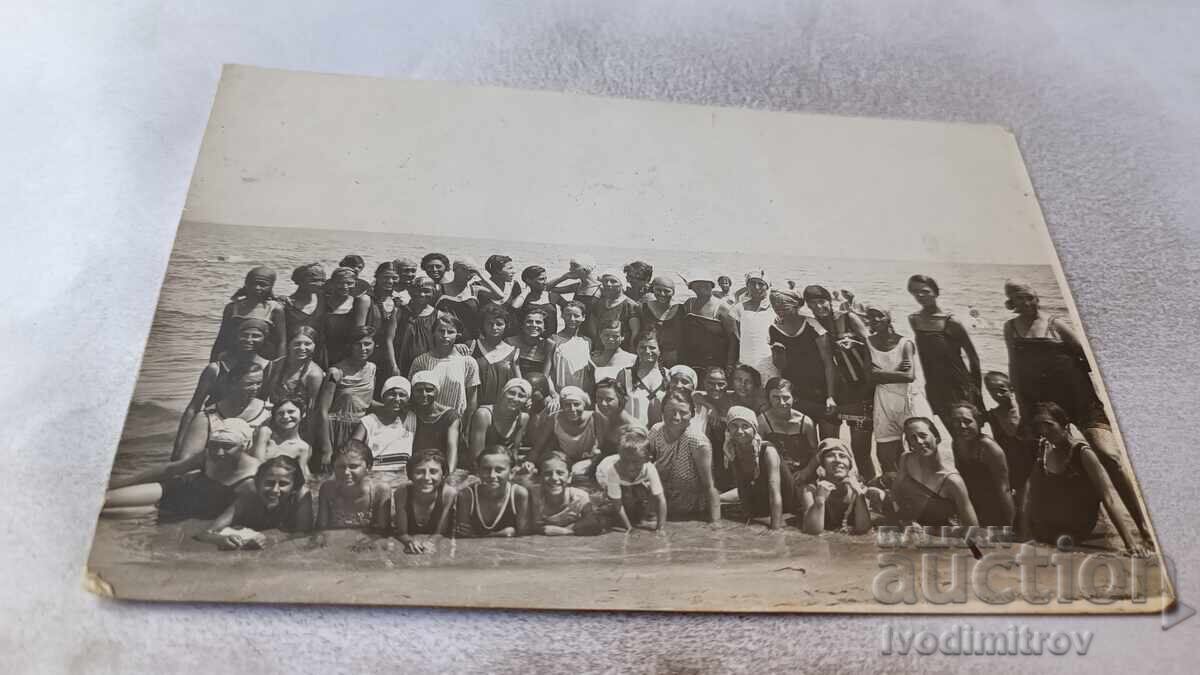 Photo Young girls in retro swimsuits on the beach