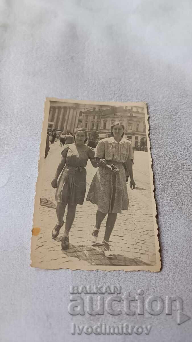 Снимка София Две млади момичета на площад Света Неделя