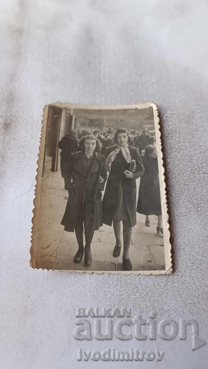 Снимка София Две млади момичета на разходка 1941 Снимка София Две млади момичета на разходка 1941