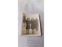 Fotografie Sofia Două fete tinere pe stradă 1945