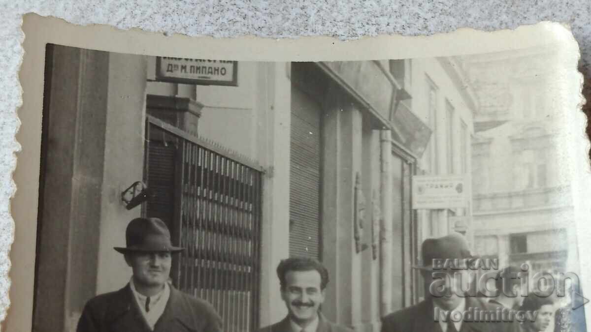 Φωτογραφία Σοφία Τρεις άντρες σε μια βόλτα με τιμή 2.45 BGN | € 1.25