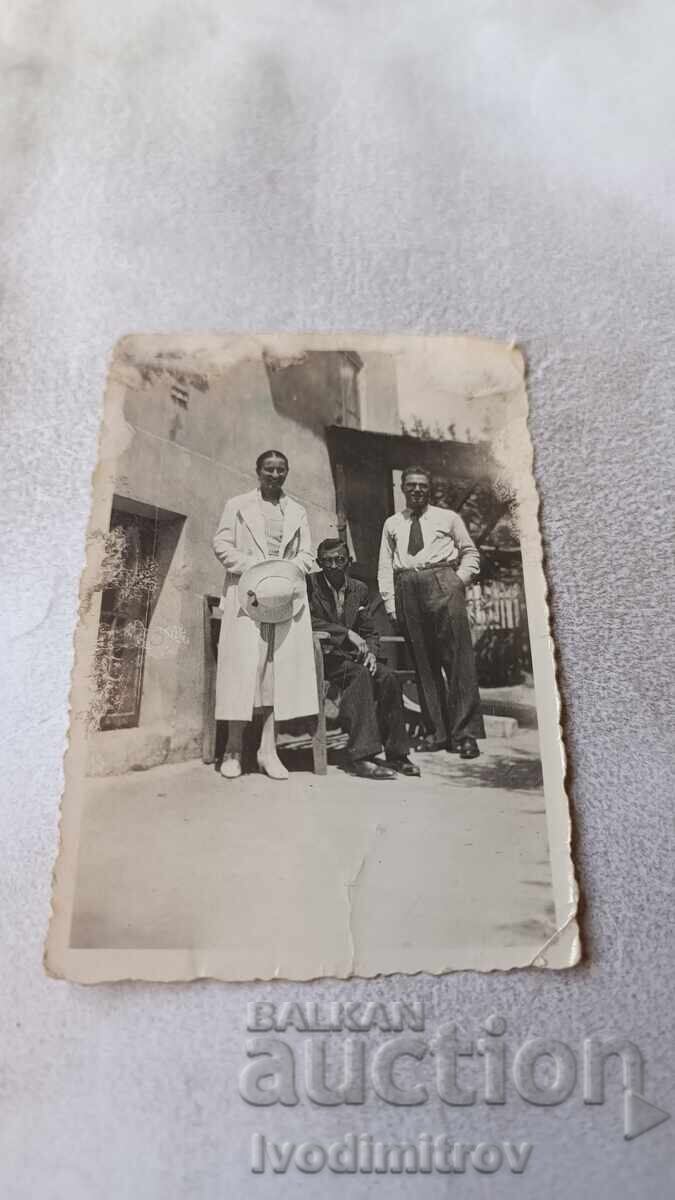 Снимка София Двама мъже и жена на тротоара 1935