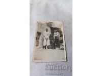 Fotografie Sofia Doi bărbați și o femeie pe trotuar 1935