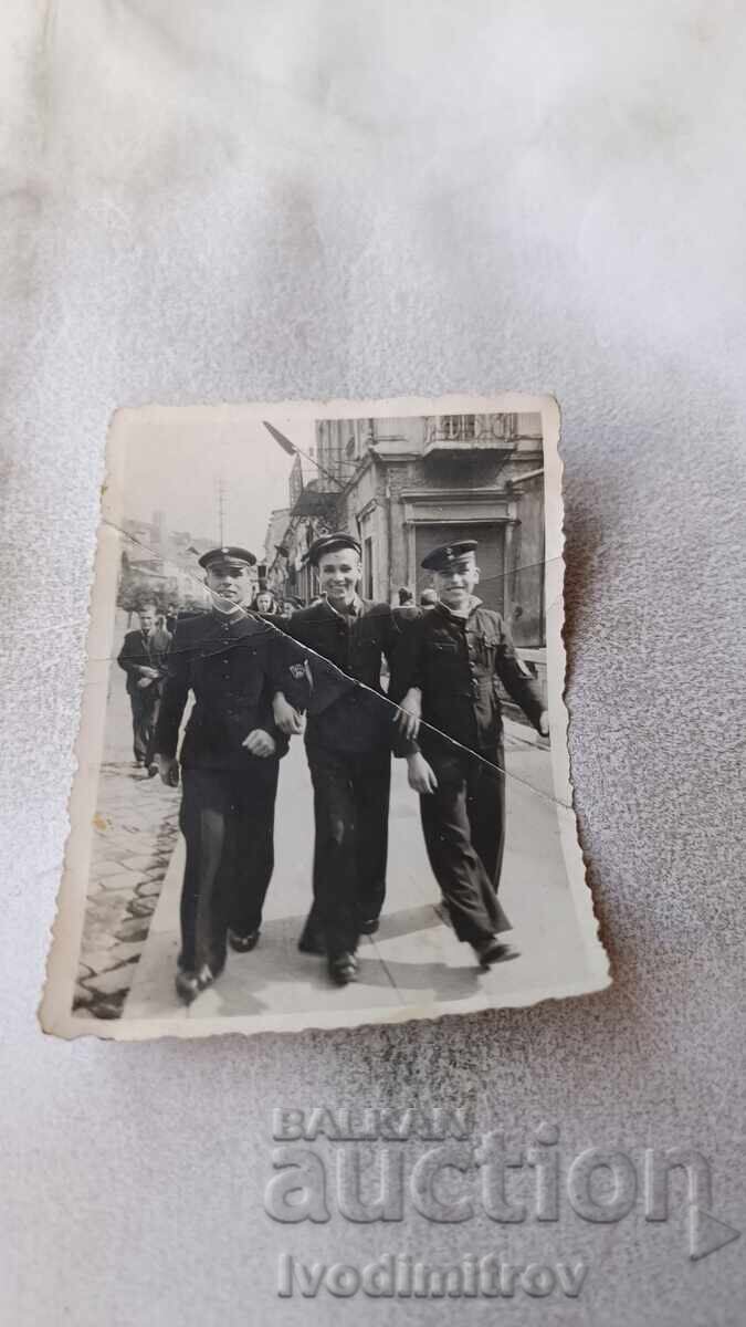 Φωτογραφία Σοφία Τρεις νέοι σε μια βόλτα