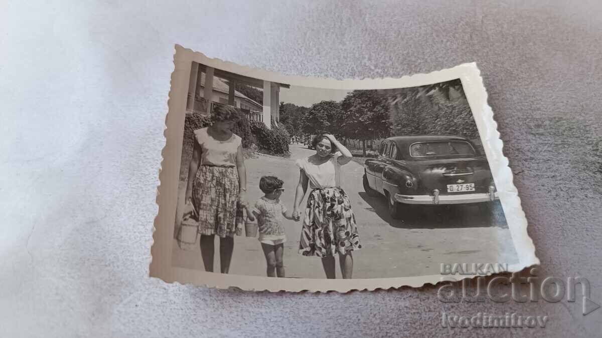 Снимка София Две жени и малко момченце