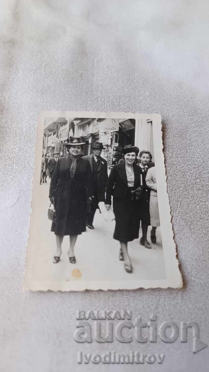 Снимка София Две жени на разходка