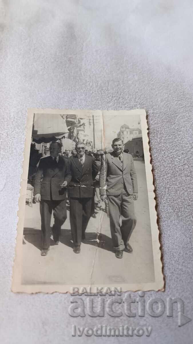 Φωτογραφία Σοφία Τρεις άντρες σε μια βόλτα Φωτογραφία Σοφία Τρεις άντρες σε μια βόλτα