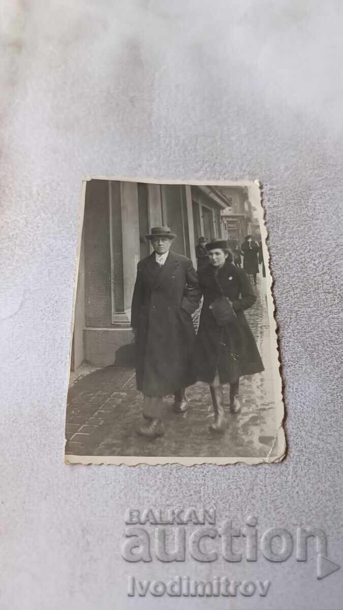 Φωτογραφία Σοφία Ένας άντρας και μια γυναίκα σε μια βόλτα το χειμώνα