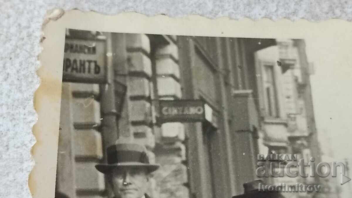 Снимка София Двама мъже и жена пред Вегетариански ресторант с цена 2.65 лв. | € 1.35 Снимка София Двама мъже и жена пред Вегетариански ресторант с цена 2.65 лв. | € 1.35