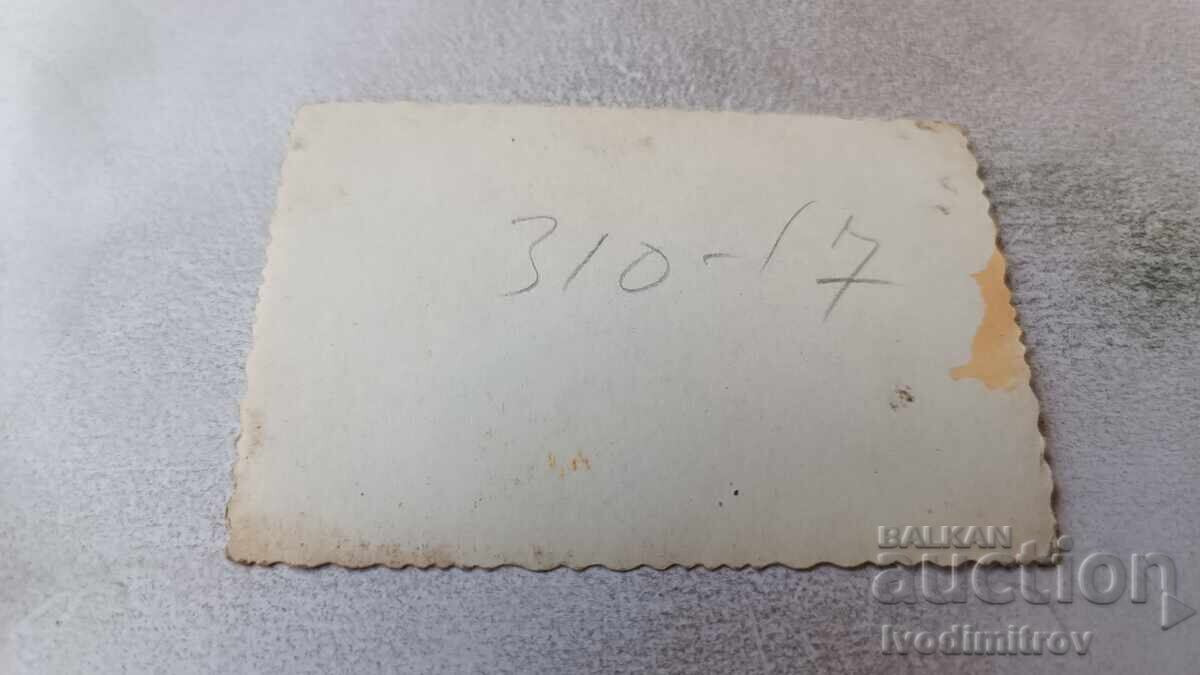 Аукцион Снимка София Двама мъже и жена пред Вегетариански ресторант Аукцион Снимка София Двама мъже и жена пред Вегетариански ресторант