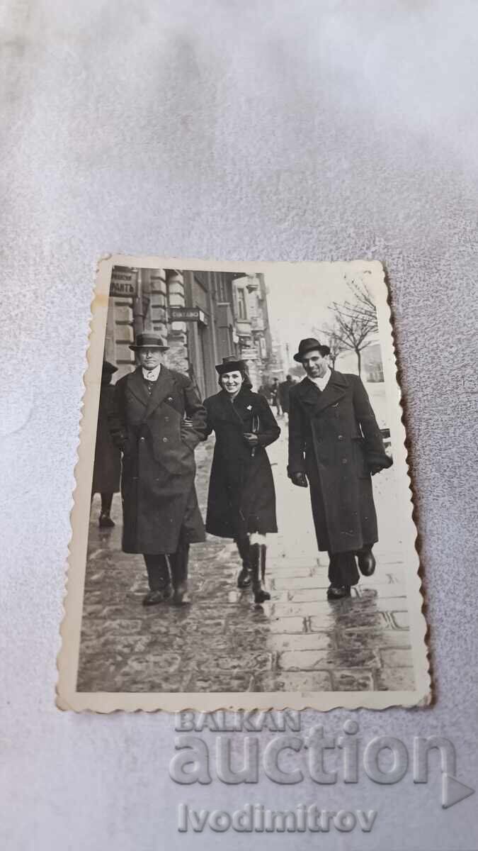 Снимка София Двама мъже и жена пред Вегетариански ресторант Снимка София Двама мъже и жена пред Вегетариански ресторант