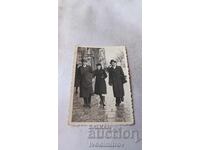 Φωτογραφία Σόφια Δύο άνδρες και γυναίκα μπροστά σε Βεγγεταριανό εστιατόριο