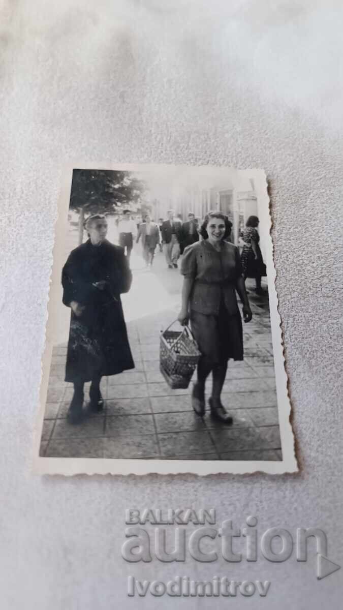 Photo Sofia Two women on a walk