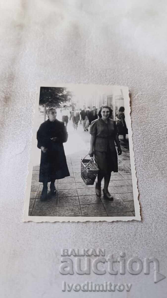 Photo Sofia Two women on a walk Photo Sofia Two women on a walk
