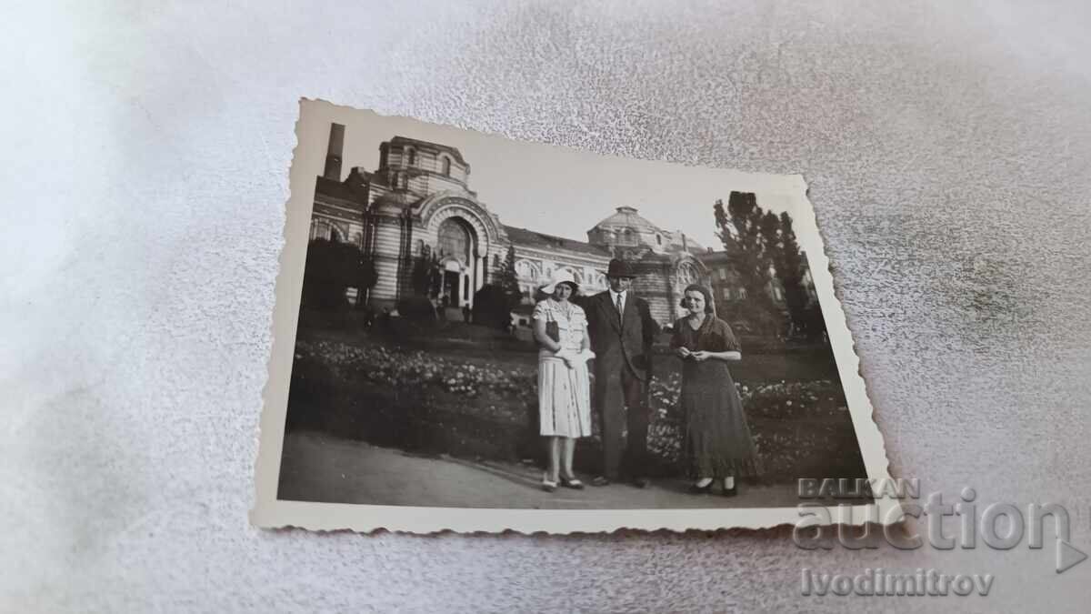 Photo Sofia Man and two women in front of the Mineral Baths