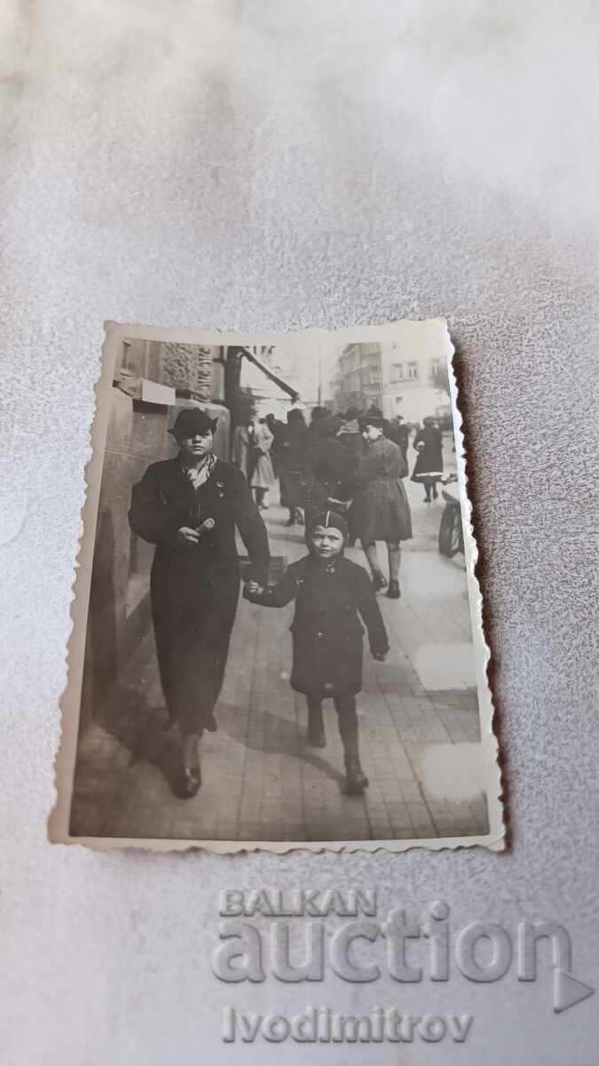 Photo Sofia A woman and a little boy on a walk Photo Sofia A woman and a little boy on a walk