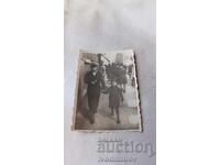 Снимка София Жена и малко момченце на разходка